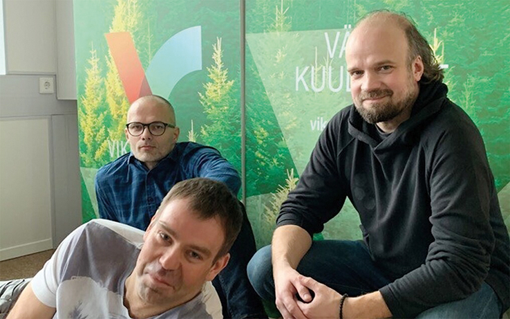 SEITSE PIMEDAT SELGELTNÄGIJAT TEATRISAALIS