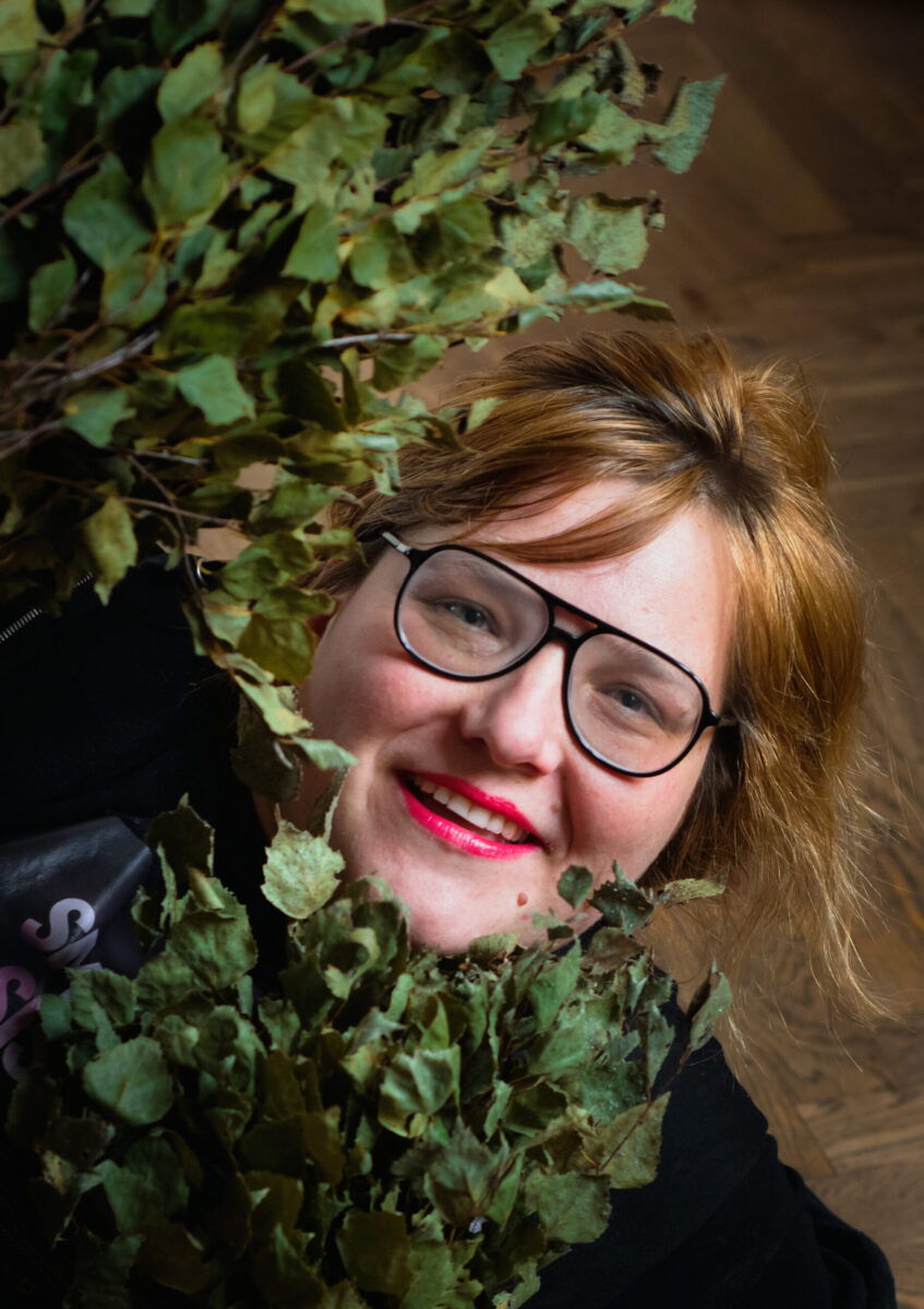 PERSONA GRATA ANNA HINTS