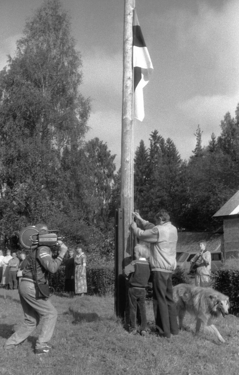 ENN SÄDE FOTOALBUM 32. „Isand ja ori” — adraots peos ja pussnuga hammaste vahel