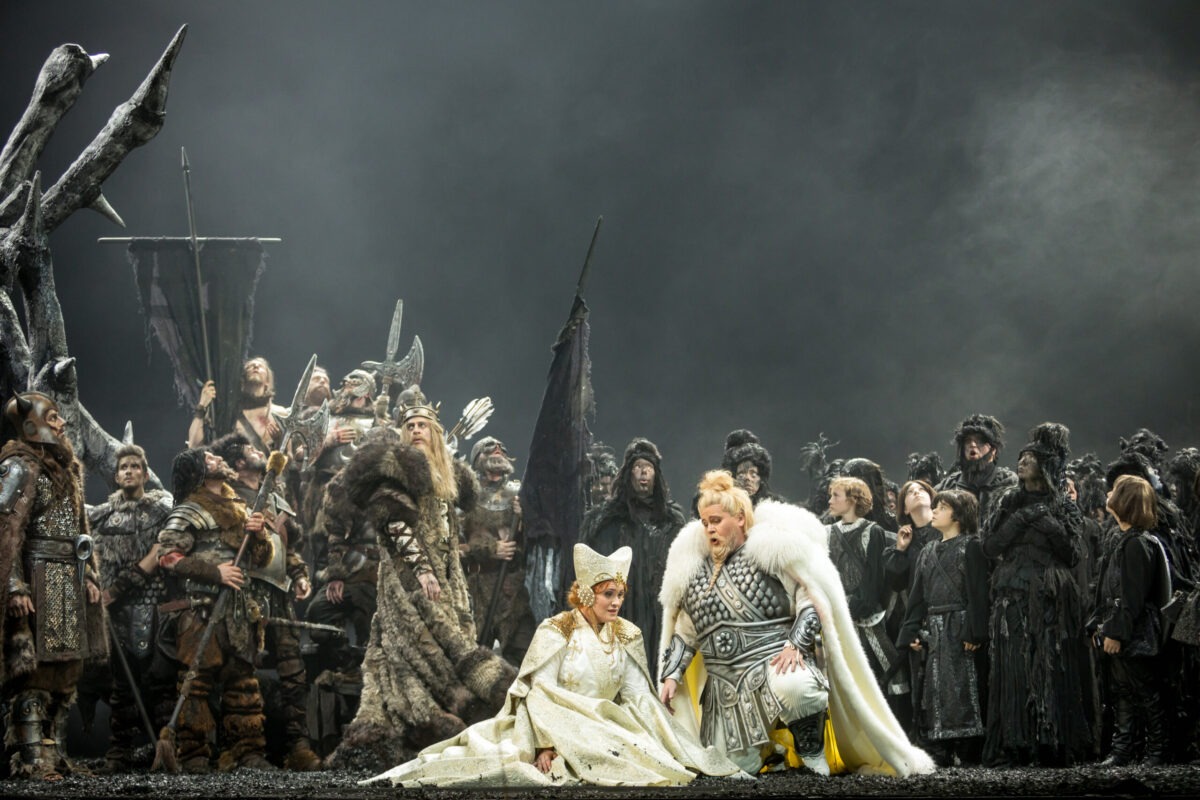 M&Otilde;TTEID KAHEST OOPERILAVASTUSEST