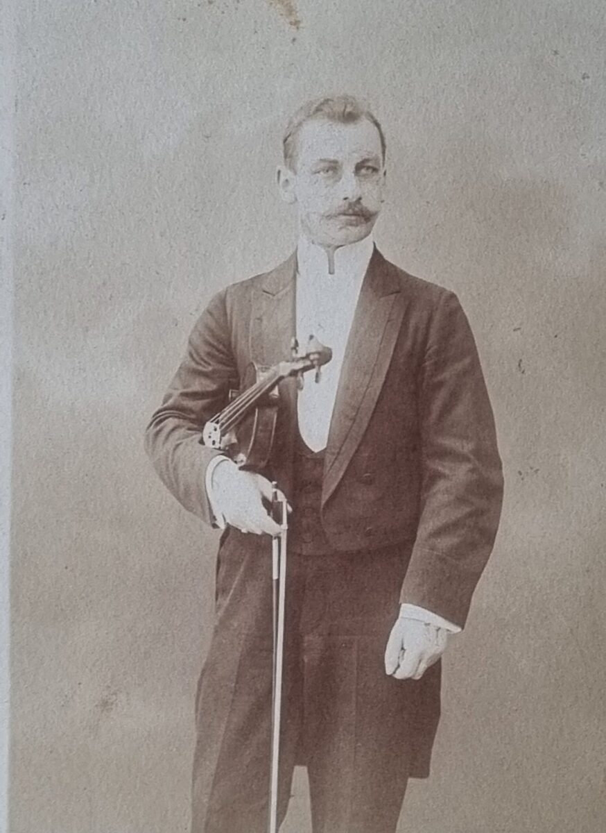 MEENUTADES HELIKUNSTNIKKU PROFESSOR JOHANNES PAULSENIT