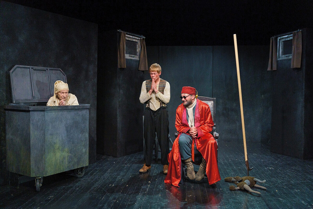 ABSURDITEATER KUI KRIISIÜHISKONNA PEEGEL