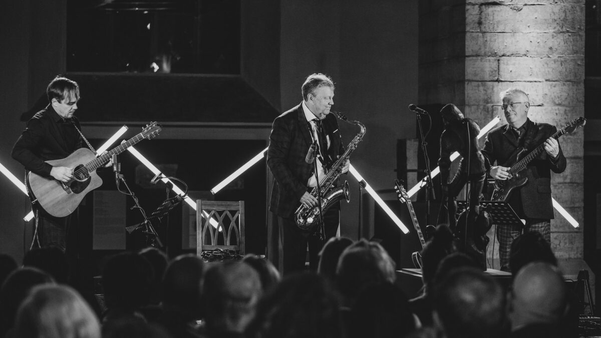 TAGASIVAATEID MÖÖDUNUD DŽÄSSI- JA BLUUSIAASTALE II