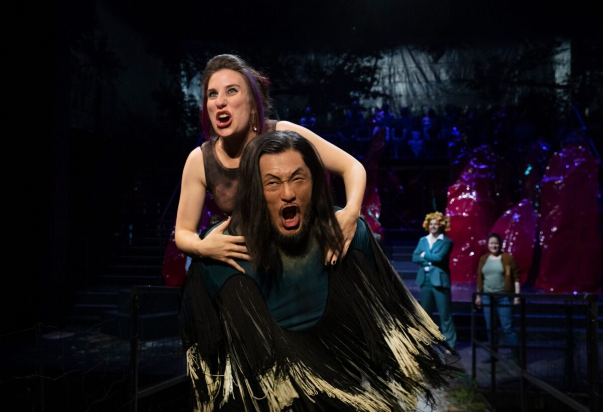 HELENA TULVEGA OOPERIST „HUNDID”