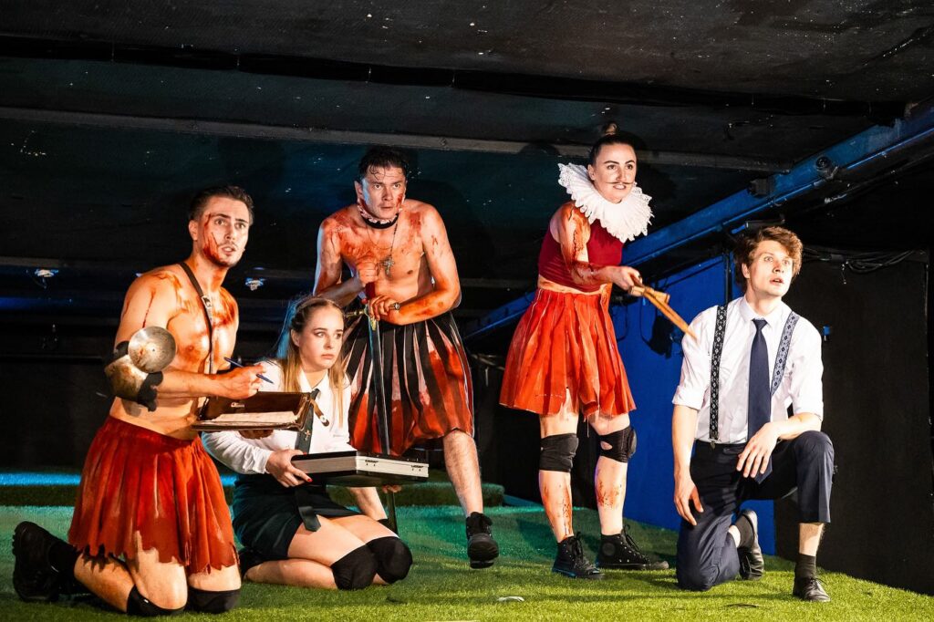 6teater Kuldne V2rav Lavastus Cortes