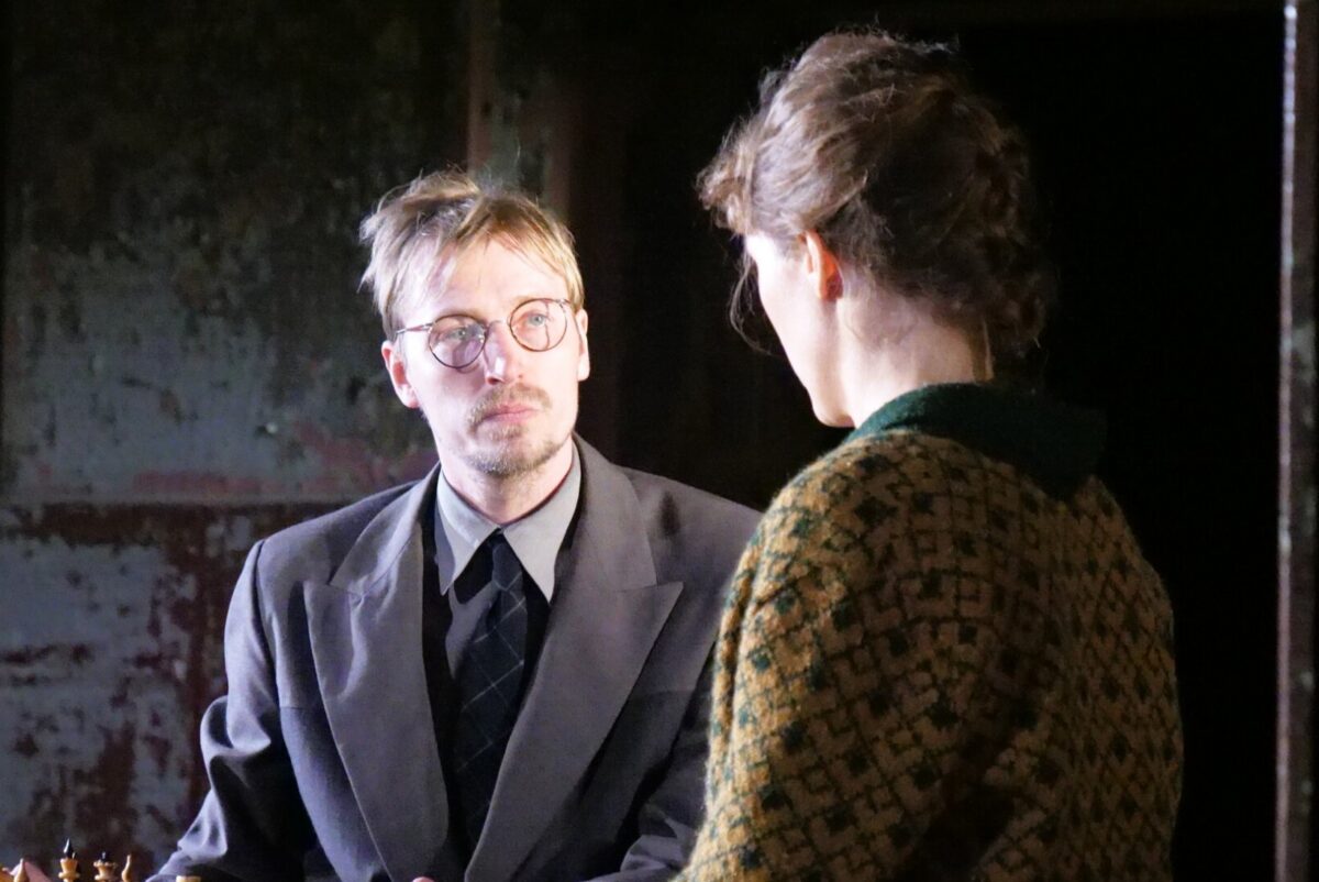 „ÄRKA ÜLES, ELINA!” — REPRESSIIVSE VÕIMUGA KOHANEMINE KUI LÕPUTU ÕUDUSUNENÄGU