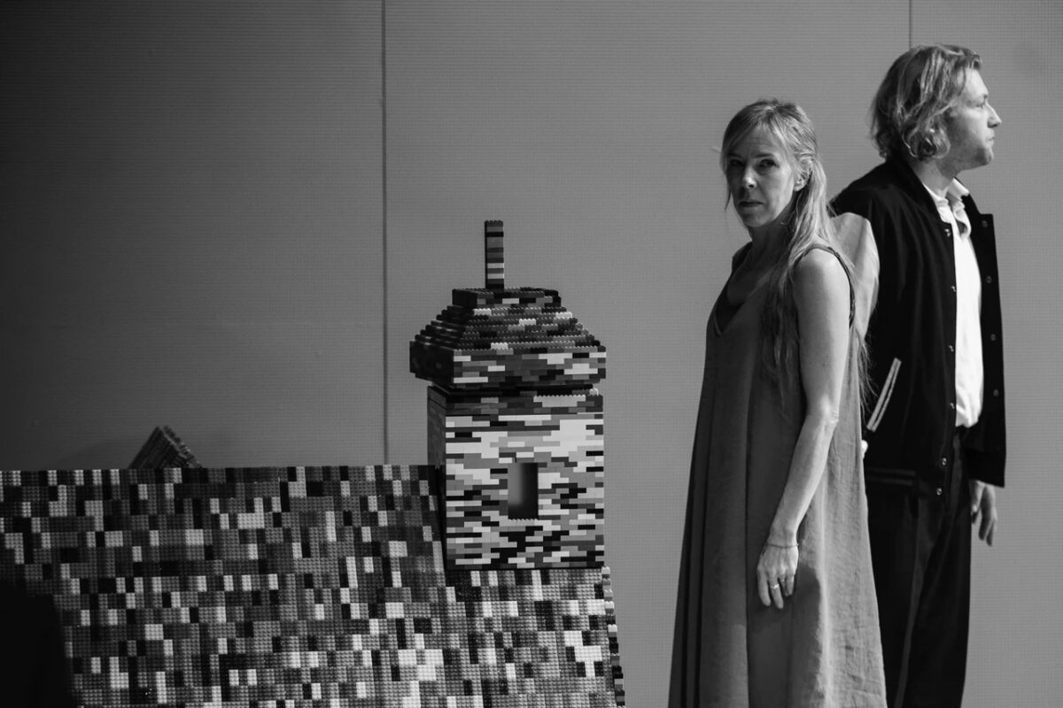 POHHUI SEST POLIITILISEST TEATRIST