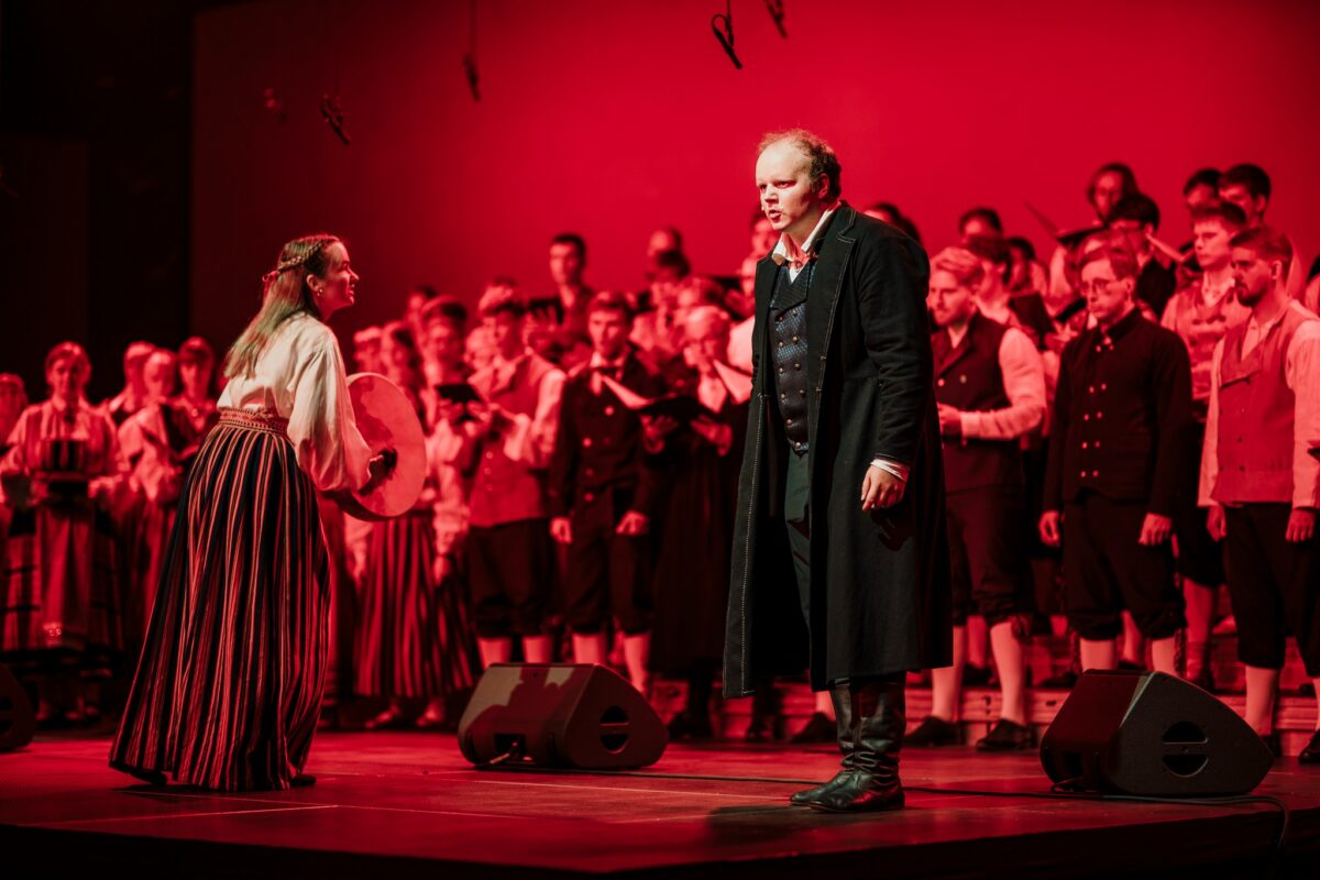 110 HELLETUST JA 100 MEEST KONTSERDILAVAL