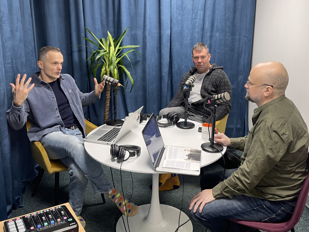 TEATRIVAHT. „KÄTE JA JALGADEGA INIMENE” JA „MU EMA VARANDUS, ÜKS LUGU JA KOLM BALLAADI”